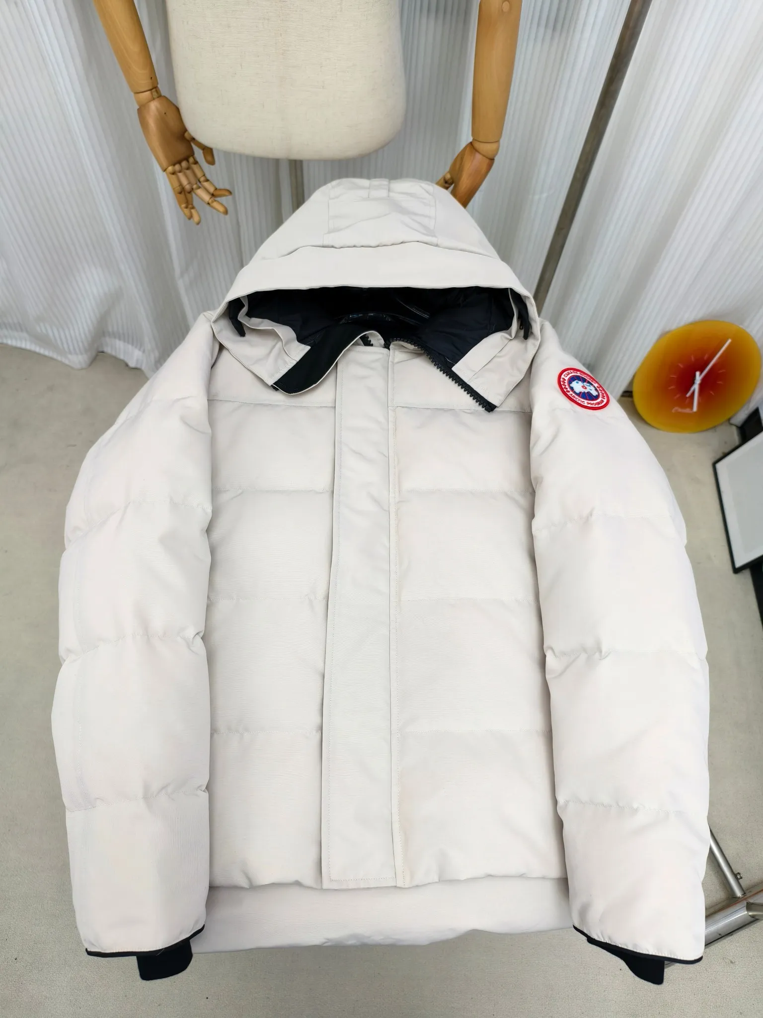 P700————2080M/New 17 models (higher version) Canada goose MacMillan parka. The MacMillan Parka features an innovative design with a streamlined hood detail, added shoulder straps and two additional interior pockets. This hip-length parka offers warmth and style with its quilted design and curved hem. Filled with extremely fluffy white duck down. The MacMillan Parka provides essential protection in all weathers. The adjustable down-connected hood improves warmth and protects against harsh weather. Rib knit cuffs tucked into the interior. The hood is equipped with a detachable zipper guard, and the hood trim can be replaced to create a personalized style and provide more protection (this jacket can be matched with wolf fur collar accessories, choose by yourself) ❤️The only version in the market Color: black red label black black label gray red label gray black label off-white red label navy red label Size: XS-2XL